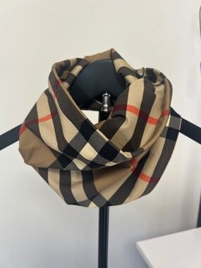 NWT Burberry Neck sleeve